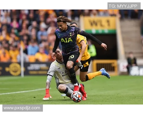 孙兴慜赛场突发小插曲裁判当场果断处理引发热议