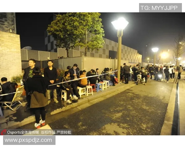 球迷连夜排队抢购球衣，场面堪比演唱会